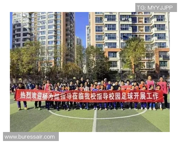 足球明星走进校园点燃青春梦想激励学子追逐足球之路